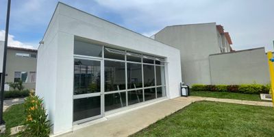 VENDO CASA UBICADA EN CIUDAD CONTRY ,EN CONJUNTO RESIDENCIAL, DE DOS PISOS.TRANSPORTE DEL MIO, TIENE CENTRO COMERCIAL A 5 CUADRAS .
CUENTA CON DOS PLANTAS.
PRIMER PISO : SALA COMEDOR,CUARTO O ESTUDIO,COCINA INTEGRAL,PATIO TRASERO,BAÑO SOCIAL.
SEGUNDO PISO : ALCOBA PRINCIPAL CON VESTIER Y BAÑO ,DOS HABITACIONES CON CLOSET, BAÑO DE ALCOBAS.
CONJUNTO CON GIMNASIO DOTADO,PISCINA ADULTOS Y NIÑOS ,SALON SOCIAL, CANCHA MULTIPLE.
INFO DIRECTA EN EL TRES,ONCE,SIETE,CINCO,CINCO,DIECINUEVE,SIETE TRES .  3117551973