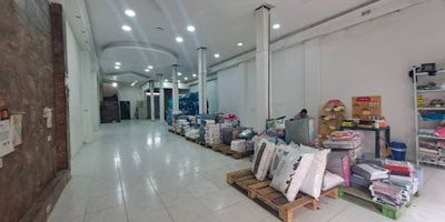 Local comercial en arriendo  Centro de Pereira Oportunidad única de ubicar su negocio en el corazón comercial de Pereira. Local disponible con áreas flexibles de 250m hasta 440m, adaptables según su necesidad. Excelente visibilidad, alto flujo peatonal y vehicular, ideal para posicionar su marca. Rodeado de establecimientos con amplia trayectoria, lo que aporta confianza, seguridad y respaldo comercial. Una ubicación estratégica que potenciará su presencia en el mercado. MARCELA BOJACÁ 