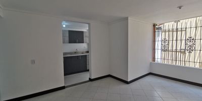 Te presentamos esta casa de 97 M2, ideal para disfrutar en familia y con mucho potencial. Tiene 3 habitaciones amplias y 3 baños, brindando todo el espacio que necesitas. Podrás relajarte en su terraza y balcón, perfectos para disfrutar al aire libre. Cuenta con parqueadero interno y externo, se podría adecuar el parqueadero interno cómo una cuarta habitacion, quedando la casa con 4 habitaciones y parqueadero externo, también un amplio patio para aprovechar en tu tiempo libre. Además, tiene la posibilidad de construir más espacio en el último piso, lo que te da la oportunidad de expandirla según tus necesidades. ¡Una opción excelente para vivir con comodidad y seguir creciendo!