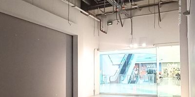 ¡Local en arriendo dentro del Centro Comercial La Central – Ubicación estratégica en Medellín!

¿Buscas una vitrina perfecta para tu negocio? Este local de 78 m² se encuentra en el reconocido Centro Comercial La Central, rodeado de marcas de alto reconocimiento que garantizan tráfico constante de clientes y una visibilidad inmejorable.

Ubicado a solo pasos del tranvía, ofrece excelente conectividad, rutas de transporte público cercanas y cómodas vías de acceso, lo que facilita la llegada de tus clientes y empleados.

Ideal para negocios que requieren posicionamiento, seguridad y alto flujo peatonal. ¡Aprovecha esta oportunidad para potenciar tu marca en uno de los puntos comerciales más estratégicos del oriente de Medellín!

Contáctanos y agenda tu visita hoy mismo.

¡City Raíz busca su tranquilidad! - Código: 19199
Contáctanos por WhatsApp al 310 840 1461 o llamándonos al 604 411 7372
www.cityraiz.com