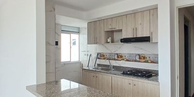Este apartamento en venta se encuentra ubicado en la hermosa ciudad de Jamundí, en el departamento del Valle del Cauca. Con una amplia área de terreno de 63.0 m², su área construida y privada también son de 63 m², lo que lo convierte en una excelente opción para una familia pequeña o una pareja en búsqueda de un hogar acogedor y cómodo.

Con un total de 2 habitaciones, 2 baños, este apartamento es perfecto para aquellos que buscan comodidad y espacio en su nueva vivienda. Además, cuenta con un garaje para un vehículo, lo que brinda la seguridad y conveniencia que todos desean al buscar una propiedad.

Una de las características que destacan en este inmueble es su amplitud y excelente distribución. Además, admite mascotas, por lo que si eres un amante de los animales, podrás traer a tu mejor amigo peludo contigo a tu nuevo hogar sin preocupaciones.

Otras comodidades internas que ofrece este apartamento incluyen armarios empotrados en cada una de las habitaciones, un baño en la ha