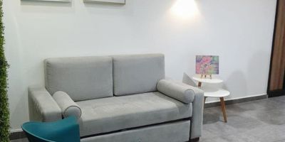 Oficina amoblada de 160 m2, consta de salones amplios, aire acondicionado, baños, cocineta, piso cerámica, vista exterior, ascensor, garaje cubierto, planta eléctrica, parqueadero visitantes, portería, shut de basuras.