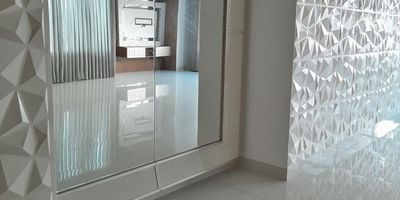 Apartamento consta de sala comedor, baño social, balcón, cocina integral cerrada, zona de labores, cuarto y baño de servicio, hall de alcobas, tres habitaciones cada una con baño interno, tres parqueaderos cubiertos, edificio cuenta con ascensor, planta eléctrica, juegos infantiles, salón social, BBQ, piscina, parqueadero de visitantes, excelente ubicación al norte, barrio Alto Prado.