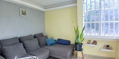 Casa dividida en dos apartamentos; reformada hace 10 años, primer piso: terraza enrejada, garaje amplio (pueden caber 2 vehículos pequeños), un baño, sala, comedor, cocina tipo pantry sencilla, dos alcobas sin closets, un baño; segundo piso: sala de recibo, sala, comedor, tres alcobas, dos con closets, la principal con closet movible, dos baños, cocina con pantry, patio de labores; excelente ubicación barrio El Lucero.