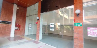 Se arrienda Local comercial de 42 mts2; canon de $ 2.500.000 + IVA + admon $ 577.980 (pendiente incremento admon 2025), excelente ubicación, zona comercial.