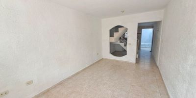 Se arrienda apartamento dúplex de 90 m2, consta de terraza, sala, comedor, cocina tradicional,  patio, pisos en cerámica, escaleras, dos alcobas, closet, un baño y balcón con vista a via principal; excelente ubicación en zona residencial y comercial, fácil acceso, transporte público cercano.