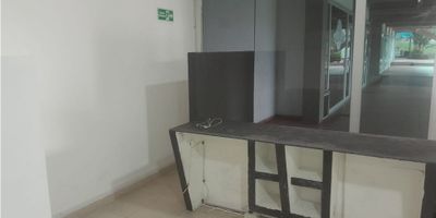 Local Comercial en Arriendo

Ubicación:


 Excelente local comercial en zona de alto tráfico.
 Cercano a un mix de marcas representativas del mercado nacional.
 Próximo a bancos, zona financiera y de negocios, entidades de salud y supermercados.


Características Generales:


 Área Total: 40 m²
 IVA incluido, admón., agua y el serv. de estacionamiento


Este local es ideal para negocios que buscan establecerse en una ubicación estratégica, con alta visibilidad y un entorno dinámico.
