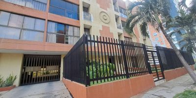 Se arrienda apartamento de 92.50 m2, cuenta con sala-comedor, tres habitaciones, principal con baño, baño auxiliar,  cocina integral, zona de labores, garaje. El edificio cuenta con vigilancia y parqueadero, excelente ubicacion, cerca de centro comerciales de la ciudad, barrio Altos del Limon.