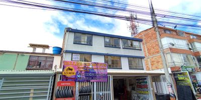 Atos Inmobiliaria vende casa en el sector Las Nieves - Los Lanceros. La propiedad consta de tres pisos. En el primer nivel se encuentra un local comercial ideal para generar ingresos. El segundo nivel cuenta con un apartamento que dispone de dos habitaciones, un baño, sala-comedor, cocina integral y patio. En el tercer nivel hay otro apartamento con dos habitaciones, dos baños, sala-comedor, cocina integral y patio de ropas. Además, la casa incluye parqueadero para tres motos. Su excelente ubicación cerca de la UPTC de Salud y la Universidad Antonio Nariño la convierte en una opción estratégica tanto para vivir como para invertir. ¡No pierdas esta oportunidad de adquirir una propiedad rentable y versátil que también puede ser tu hogar!
Contáctanos y agenda tu cita.