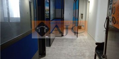 ARRRIENDO OFICINA CENTRO BUCARAMANGA:

Excelente ubicación de la oficina cerca a la Alcaldía, Gobernación, Palacio de Justicia, Notarias, comercio del sector y vía principal.

Consta de: 3 espacios de trabajo dividos y un hall de entrada, 1 baño sin ducha, 

El edificio cuenta con celaduría y cámaras. NO TIENE ASCENSOR
