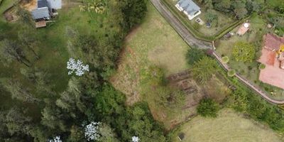 Excelente lote para vivienda en uno de los lugares con mas tradición y mejor ocupación de la zona, zona tranquila, muy buena vista. Lote semiplano con muchos arboles. Urbanización cerrada de pocos lotes