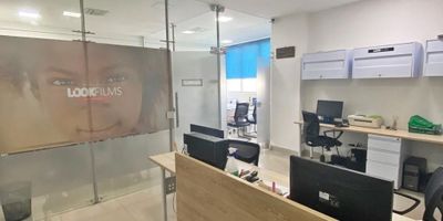 Se vende oficina en  piso 7 de 46.26 m2, tiene divisiones en vidrio, una recepción, dos puestos de trabajo y sala de juntas; cada piso del edificio cuenta con dos baños por piso (Hombres y Mujeres); zona de labores, shut de basuras, vista panorámica, un parqueadero # 264 escriturado, pisos en ceramica, El Centro Empresarial cuenta con dos ascensores, vigilancia 24 horas, excelente ubicacion al norte, cerca de restaurantes, supermercados, transporte público cercano, barrio San Vicente.