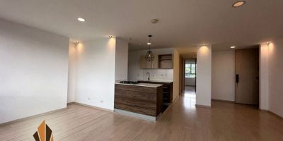 Apartamento en venta en La Estrella, La Aldea.

Disfruta de vivir rodeado de naturaleza y con excelente ubicación. Apartamento de 96 m² con vista a la ciudad. Cuenta con 3 alcobas (principal con Vestier y baño privado), 2 baños, sala comedor, cocina integral, piso en madera laminada y red de gas natural, zona de ropas, balcón, cuarto útil y parqueadero cubierto.

Ubicado a solo 5 minutos del parque principal de La Estrella, con acceso fácil desde la autopista, calle 3ra y vías principales. 

La unidad ofrece portería 24 h, piscina, gimnasio, sauna, turco, zonas verdes, salón social, parque infantil, parqueaderos de visitantes y más.

Ideal para quienes buscan tranquilidad y conexión con la naturaleza sin salir del área metropolitana.

¡Agenda tu visita y contáctanos!