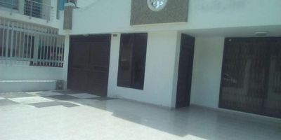 Casa amplia consta de 406 m2, sala comedor, comedor auxiliar, cocina tradicional, zona de labores, cuarto de servicio con baño, hall, alcobas cuatro, baños dos, garaje para un vehiculo y parqueo en terraza, excelente ubicacion al norte, cerca al colegio Ariano, Barrio Ciudad Jardín.