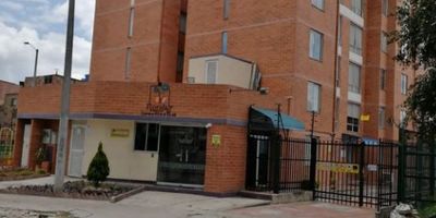 Apartamento ubicado en el Conjunto Florida Engativa Ii, en Bogotá. Con un área total de 41.18 m2 distribuidos en piso tres por escalera y vista a Parqueaderos. Distribuido en Zona social con sala y comedor en un mismo espacio, 2 habitaciones, estudio o tercera habitación, cada una con closets; un único baño completo, cocina integral con barra tipo americano. Además, cuarto de lavado ventilado y separado. Conjunto cerrado que cuenta con salón social, cuarto de basuras, vigilancia 24 horas con Cctv y parqueaderos comunales con rotación trimestral. Ubicado en zona residencial rodeado de buen comercio vecinal, escuelas, colegios; con acceso y transporte por vías principales como la Av Mutis y la Calle 72.  DEV-926
