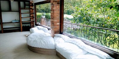 casa campestre en Sabaneta! Hermosa propiedad de dos pisos en unidad cerrada de 6 lotes, con amplios espacios ideales para una familia grande. En el primer piso, disfrutarás de una sala-comedor, cocina americana, habitación de servicio con baño independiente, y un quiosco con cocineta perfecto para eventos, asados y reuniones. En el segundo piso, 3 habitaciones, la principal con baño, jacuzzi, Vestier y balcón, baño social con tina, la casa cuenta con calentador, zona de ropas, la administración incluye agua propia, jardinero y vigilancia; Además, cuenta con parqueadero cubierto, jardines y amplias áreas para adaptar según tus necesidades y posibilidad de ampliación. ¡Un lugar perfecto para vivir!