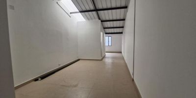Local en arriendo – Ciudad Montes | 120 m² área privada

Local ubicado sobre zona comercial en un SEGUNDO PISO, cuenta con: - Area libre de local 90 metros cuadrados - Area de cocina con gas natural - Area de terraza de 30 metros cuadrados techada - Ingreso a local independiente en el 2 piso - Para estrenar Excelente ubicacion!! 
