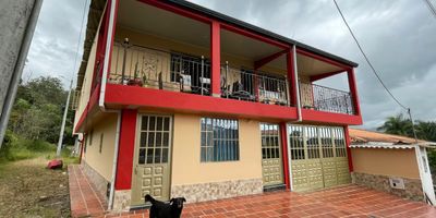 Codigo 18757. Casa en venta en Pacho, Cundinamarca, ubicada a tan solo 15 minutos del casco urbano y a 5 minutos de la Capilla, con fácil acceso a colegios, piscinas y el estadio municipal. La propiedad está distribuida en dos niveles, cada uno con un apartamento completamente independiente. El primer piso cuenta con un apartamento de dos habitaciones, dos baños, cocina integral abierta, sala comedor, zona de lavandería y garaje. El segundo apartamento dispone de tres habitaciones, dos baños, cocina integral, zona de ropas y un amplio balcón. Todas las habitaciones tienen clósets y ambos apartamentos cuentan con servicios independientes de gas, luz y agua. En la parte trasera de la propiedad se encuentra un patio con zona verde y un depósito. Ideal para inversión o vivienda familiar con opción de renta.