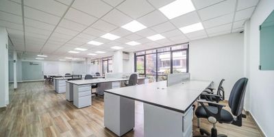 Espectacular oficina AMOBLADA de 169 m2 en muy bien ubicada en El Chicó. Cuenta con recepción, 25 puestos de trabajo, una sala de reuniones espaciosa. El piso de la oficina se encuentra en madera laminada. Adicionalmente, cuenta con 2 baños, 4 parqueaderos. En segundo piso, muy iluminada, en edificio bonito.