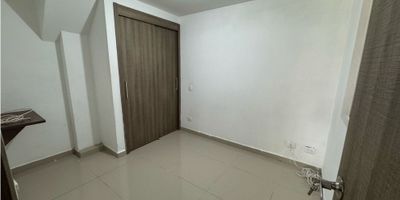 Se alquila moderno apartaestudio con 1 alcoba independiente, 1 baño cabinado en vidrio, cocina integral con campana extractora, red de gas, y calentador a gas. El piso es en cerámica, el edificio cuenta con portería, brindando seguridad y tranquilidad. Ubicado en una zona estratégica, cerca de transporte, comercios y otros puntos de interés.
