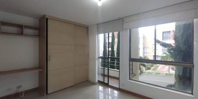 Casa campestre ubicada en La Estrella, sector Toledo, con un área de 125 metros cuadrados, buena iluminación y espacios amplios, 3 niveles, 3 alcobas amplias con closet, 1 Vestier, 3 baños, la cocina equipada con electrodomésticos, patio, zona de ropas, piso con escalas en madera y porcelanato, cercana a las tiendas d-1, y estación de servicio Primax, unidad cerrada con vigilancia las 24 horas del día, zonas comunes que incluyen piscina climatizada para niños y adultos, salón social, parque infantil, cancha de micro futbol y baloncesto, sendero verde, 1 parqueadero para vehículo y 1 para moto, costo administración de la unidad $380.000 y de impuesto predial trimestral $402.000  ¡no pierdas la oportunidad de vivir en este hermoso lugar!