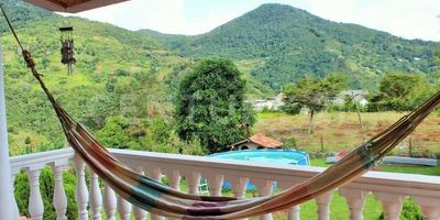 Casa Campestre de 2 niveles en alquiler en vía al Mar con 2 alcobas principal con tinas 1 baño común co ducha y cuarto servicio con ducha, 3 cuartos grandes estudio con cuartos pequeño. 2 kilómetros pavimento 2 destapados 250 metros aproximado con huellas hasta la casa