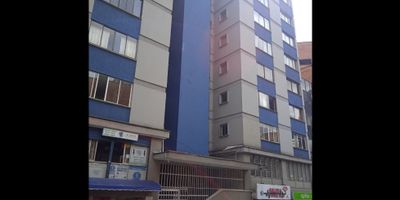 ? Venta o Arriendo Apartamento Ed Copal, Centro de Medellín


? Detrás de la Iglesia San José, a una cuadra de la Clínica SOMA y cerca de la Avenida Oriental
? Valor de venta: $600.000.000 (negociables)        Valor de renta $3.000.000
? Administración: $350.000 mensuales
? Área construida: 161 m²

?️ Características del inmueble:


 
 Ubicado en un 6º piso
 
 
 4 habitaciones en total:

 
  
  Habitación principal con baño privado
  
  
  2 alcobas auxiliares
  
  
  1 alcoba de servicio
  
 
 
 
 2 baños sociales
 
 
 Sala comedor
 
 
 Cocina integral
 
 
 Zona de ropas
 
 
 Excelente iluminación y distribución
 


?️ Características del edificio:


 
 Portería de lunes a viernes de 6:00 a.m. a 6:00 p.m.
 
 
 Sector comercial y residencial de alta valorización
 
 
 Cerca de clínicas, transporte público, universidades, comercio y más
 


? Vive o invierte en el corazón de Medellín, con todas las comodidades y servicios a tu alcance. ¡Espacios amplios y excelente ubicación!

? Contáctame para más información o para agendar una visita.

 

 
