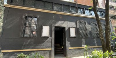 Se arrienda Local Comecial en pleno corazón del tradicional Barrio El Peñon. Excelente ubicación, en el epicentro de la zona hotelera, entre los Hoteles Intercontinental y Dann Carlton. Cerca a bares, restaurantes, museos; y a los barrios Granada, Centenario y San Antonio. Fácil acceso y desplazamiento. A solo 5 minutos del centro de la ciudad caminando. El local tiene uso de suelo comercial, área construida de 320 m2 ideal para establecer su negocio y tiene un mezzanine de 70 m2, cuenta con amplios espacios, 4 aires acondicionados, área de cocina, batería de baños, espacio para mesas; Para mayor información comunicarse con  3107644912