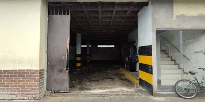 Bodega en arriendo en la Ceja, cerca de la terminal de transporte y la plaza de mercado, a 4 cuadras del parque principal, cerca cuenta con restaurantes, panaderías y hoteles. Tiene puerta camión de acceso, bastante amplia para autos altos y anchos, Es doble altura en su interior aprox de 4mt, lo que permite almacenamiento en racks, Ideal para procesos logísticos. Cuenta con 323mt2 construídos, el piso se puede terminar de organizar con concreto pulido dado el caso de ser necesario. También se puede organizar todo el espacio con obra blanca y dividirlo por la mitad como locales independientes con áreas de 161.5mt2. Bodega completa Canon $12.000.000
