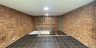 ¡Excelente oportunidad! Local comercial en el corazón de Poblado, Medellín
Te presentamos este sorprendente local de 50m2, ideal para emprender tu negocio en una de las zonas más dinámicas y estratégicas de la ciudad. 
Ubicado dentro del barrio Poblado, reconocido por su vibrante vida comercial y cultural. A solo minutos de centros comerciales, cafés, restaurantes y otras tiendas que reciben miles de visitas diarias.  
Cuenta con acabados de primer nivel, un amplio espacio diáfano con iluminación natural y uno de los baños más amplios. Además, se encuentra en una esquina muy visible y transitada, ideal para maximizar las ventas.
¿Qué más podrías pedir? Colegios y rutas alimentadoras del Metro a solo pasos. Estación Poblado a 10 minutos a pie. Transporte público las 24 horas para una excelente conectividad.  
¡Una ubicación inmejorable para impulsar tu negocio! No dejes pasar esta oportunidad, contáctanos hoy mismo para agendar una visita.
El valor del Canon es mas IVA