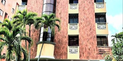 Apartamento ubicado en buen sector de la ciudad, amplio, fresco e iluminado. El apartamento contiene:
3 Habitaciones, la habitación principal con baño privado,
3 Baños,
Sala - Comedor - Cocina y balcón amplio. Cerca  a parques, colegios, universidades, centros comerciales, supermercados, transporte publico y comodas vias de acceso.
1 parqueaderos por apt.
Cuarto y baño de servicio.
Tiene ascensor