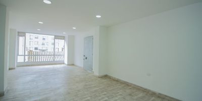 Oficina para estrenar en segundo piso, cuenta con 2 amplios espacios, muy iluminada, 2 baños. Ubicada en uno de los sectores mas comerciales de Faca, muy cerca la zona bancaria, a la cámara de comercio y al parque principal, zona de alto flujo peatonal y vehicular.