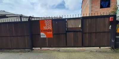 ¡Oportunidad de Inversión en Rionegro, Antioquia!
Se ofrece en venta excelente casa-lote ubicado en el sector Cuatro Esquinas, en la ciudad de Rionegro, Antioquia, una zona con alto desarrollo comercial y residencial, a pocos minutos del centro de la ciudad. La propiedad cuenta con: Área total: 250 m².  Área construida: 70 m². Distribución: 2 alcobas. 1 baño. 1 salón que puede ser usado como tercer cuarto. 1 cocina. Amplio espacio de parqueadero.
Este inmueble es ideal para la construcción de un edificio residencial o una hermosa casa con antejardín. Su ubicación estratégica ofrece excelente proyección de valorización, dada su cercanía a zonas comerciales y de fácil acceso.
Valor de inversión: $650.000.000 COP – Negociable.
Para más información o agendar una visita, no dude en contactarnos. ¡Una gran oportunidad para invertir o construir el hogar de sus sueños!