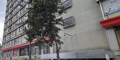 Arrendamos oficina, Edificio Lara,centro de Bogotá, con vista a la carrera 13 y avenida jimenez tiene un área de 39 metros cuadrados, octavo piso, 2 Modulos separados. El edificio cuenta con tres ascensores, bateria baños para mujeres y hombres.