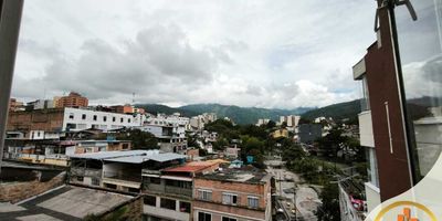 Apartaestudio en venta Edificio centenario I 

Ubicación Piso 5, sin ascensor
AREA 35 m2

Características del apartaestudio
habitación principal independiente
Baño
Sala comedor 
Cocina semi integral 
Zona de lavado

El edificio cuenta con ingreso peatonal con chip, pantalla interior en el apartaestudio para el ingreso de visitantes, puerta automática, vivirás tranquilo y seguro. El edificio cuenta con excelente ubicación cerca al centro de la ciudad