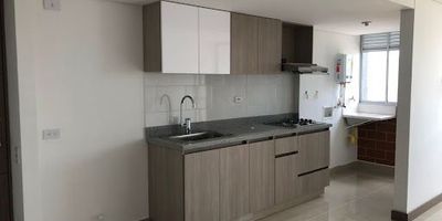 se vende apartamento en la  unidad Vivenza, ubicado en un sector privilegiado del municipio de Copacabana, a tan solo 900 metros del C.C. Puerta del Norte y cercano a la estación del Metro de Niquia, encontrarás un lugar para vivir con todos los sentidos. El Apartamento cuento con tres habitaciones, dos baños, sala, Comedor, cocina abierta, balcón, parqueadero  y cuarto útil. 893-2736