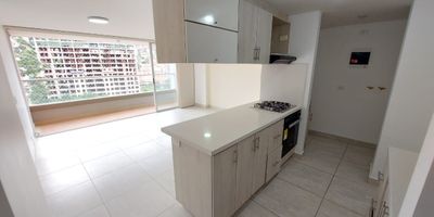 Disfruta de este moderno apartamento en arriendo de 84 m2 ubicado en el tranquilo sector Camino Verde de Envigado. Cuenta con la gran ventaja de 2 parqueaderos y un práctico cuarto útil. Ofrece 3 habitaciones y 2 baños completos, ideales para familias. Disfruta de la elegancia y fácil mantenimiento de los pisos en porcelanato y madera laminada, además de un balcón para relajarte.

La unidad residencial ofrece vigilancia las 24 horas para tu seguridad y bienestar. Disfruta de completas zonas comunes como piscina, gimnasio, cancha de microfútbol, juegos infantiles, una agradable zona verde con sendero, zona BBQ, zona de mascotas y un moderno lobby.

Su ubicación privilegiada en Envigado brinda fácil acceso a transporte público. Se encuentra cerca de supermercados Surtimax, tiendas D1, el CC City Plaza y la Av El Poblado. Además, su cercanía al parque principal facilita el acceso a diversos servicios y actividades locales.
