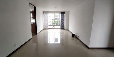 Se vende apartamento de 92 m2 ubicado en Álamos, una zona residencial tranquila y de excelente conectividad, cerca de supermercados, transporte público y cómodas vías de acceso. Características3 habitaciones con excelente iluminación natural. 2 baños modernos, balcón con vista despejada, cocina integral equipada, parqueadero descubierto, zona de lavandería. Ideal para familias que buscan comodidad, ubicación estratégica y amplios espacios. ¡Agenda tu cita y conócelo!