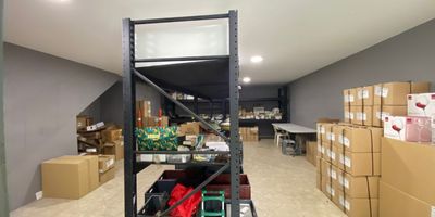 Situada en el corazon neuralgico de Medellin, este Local te brindara una accesibilidad inigualable a importantes vias de transporte, facilitando la logistica de tus operaciones y conectandote con tus clientes de manera rapida y eficiente.
