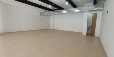 Codigo 27335. ? Local en arriendo ubicado en La Ceja sector Fatima? Características del Inmueble:• Área total: 84 m²• 2 niveles con espacios independientes• 1 baño privado• Piso de cerámica en ambos niveles• Puerta vidriera• Parqueadero privado cubierto• Cuarto útil incluido• Energía monofásica (110 V)• Vigilancia en la zona? Descripción:Este local comercial se ubica en una zona estratégica de La Ceja, ideal para emprendimientos que buscan visibilidad, flujo constante de clientes y un entorno seguro.Con doble altura y excelente distribución, es perfecto para negocios como oficinas, consultorios, boutiques, cafés o showrooms.Ofrece un espacio versátil y funcional que se adapta fácilmente a distintos modelos comerciales.El inmueble cuenta con parqueadero privado y facilidad de parqueo para visitantes justo frente a la unidad, lo que favorece la comodidad de tus clientes.? Entorno y Ubicación:Ubicado sobre vía principal, a tan solo 4 cuadras del Parque Principal de La Ceja, lo que garantiza alto tráfico peatonal y vehicular.Acceso ágil hacia Don Diego, El Retiro, Llanogrande, La Fe y Medellín.Rodeado de comercio, zonas residenciales, entidades financieras, supermercados, restaurantes y centros médicos.Una ubicación con gran proyección comercial y perfecta para atraer nuevos clientes.? Zonas Comunes / Beneficios del Entorno:• Vigilancia• Acceso para vehículos• Parqueadero para visitantes• Facilidad de acceso para proveedores y clientes