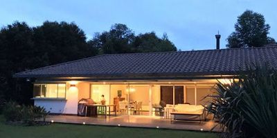 Se arrienda hermosa casa campestre amoblada en el Oriente antioqueño!
Disfrute de la tranquilidad del campo con la comodidad de una ubicación estratégica. Esta acogedora casa campestre se encuentra a tan solo 3 minutos del Aeropuerto Internacional José María Córdova y a 5 minutos del Túnel de Oriente, en una zona privilegiada del oriente antioqueño con fácil acceso a áreas comerciales e industriales, sin sacrificar la paz y el contacto con la naturaleza. Características del inmueble: Área total del lote: 2.000 m². Área construida: 330 m². 3 habitaciones, cada una con baño privado. Biblioteca con chimenea. Mansarda. Baño social con ducha. Alcoba de servicio con baño. Cocina abierta tipo americana. Sala-comedor amplia y luminosa. Jacuzzi. Parque infantil. Parqueadero cubierto para 2 vehículos y espacio descubierto para 4 más. Amplias zonas verdes ideales para el descanso o la recreación. La propiedad se arrienda totalmente amoblada por un valor mensual de $16.500.000 COP.
Ideal para quienes buscan un estilo de vida campestre, sin alejarse de los principales centros urbanos y de transporte. Contáctanos para más información o para programar una visita.

