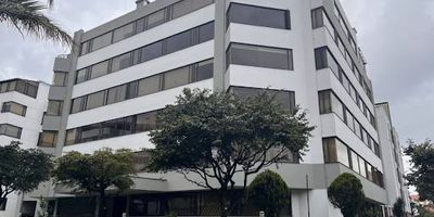 Apartamento Remodelado de 92 m2 Esquinero, Exterior e Iluminado, Excelente oportunidad para vivir en un espacio amplio, moderno y funcional. Ubicado en un sector residencial tranquilo, con fácil acceso a vías principales, transporte y servicios. 2 habitaciones con closet, 2 baños, Estudio independiente,, Sala-comedor con chimenea funcional, Cocina abierta tipo americano, moderna y práctica Cuarto y baño de servicio, Adicionales2 garajes independientes no en línea, Depósito, Edificio con portería, vigilancia y ascensor, Ideal para quienes buscan confort, buena distribución y un entorno residencial agradable. Listo para habitar.