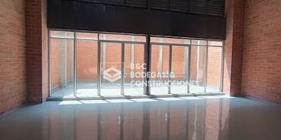 Local comercial u oficina de gran formato, espacio abierto, interno en centro empresarial, cigilancia 24 horas, paruqeaderos, pisos baldosa alto trafico, buena altura, baños privados, disponible para arriendo.