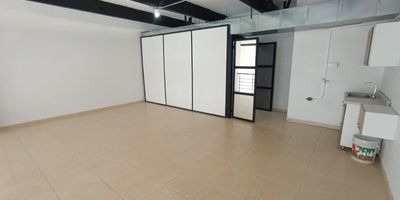 Codigo 27336. ? Local en arriendo ubicado en La Ceja sector Fatima? Características del Inmueble:• Área total: 77 m² construidos• 2 niveles con espacios independientes• 1 baño privado• Cocineta con red de gas industrial• Piso de cerámica• Puerta vidriera y persiana enrollable• Vigilancia• Parqueadero privado• 10 parqueaderos para visitantes• Cuarto útil• Energía monofásica (220 V y 110 V)? Descripción:Este local comercial ofrece una excelente vitrina para tu negocio, ubicado sobre una de las vías principales de La Ceja, con alta visibilidad y flujo constante de personas.La propiedad cuenta con doble altura en ambos niveles, lo que permite una distribución moderna, funcional y adaptable a múltiples tipos de comercio.Su cocineta con red de gas industrial amplía las posibilidades de uso, convirtiéndolo en una gran opción para cafeterías, panaderías o servicios gastronómicos.? Entorno y Ubicación:Ubicado en el sector Fátima, a solo 4 cuadras del Parque Principal de La Ceja.Fácil acceso hacia Don Diego, El Retiro, Llanogrande, La Fe y Medellín.La zona se caracteriza por su dinamismo comercial, la presencia de bancos, restaurantes, supermercados y cercanía a zonas residenciales de alto tránsito.Además, la propiedad ofrece excelente conectividad y parqueaderos para visitantes, garantizando comodidad para clientes y proveedores.? Zonas Comunes / Beneficios del Entorno:• 10 parqueaderos de visitantes• Vigilancia activa• Cuarto útil y cocineta• Acceso directo desde vía principal• Ideal para uso comercial o profesional