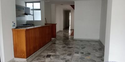 Apartamento de 120 mt2 en segundo piso, cuenta con 4 alcobas, 3 baños, 5 clósets, salón comedor, cocina integral, gas en pipeta, patio y piso en retal de mármol.Sector residencial transporte público y supermercados cercanos.

¡Ven a conocerlo, este puede ser tu nuevo hogar!comunícate con nosotros para mas información.3209646693Alejandro VanegasAsesor Comercial de Arrendamientos Su Viviendacódigo8594