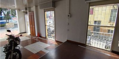 ¡Local en Arriendo en Cristo Rey, Manizales! ??

Ideal para tu próximo negocio u oficina, este amplio local te ofrece un espacio versátil en una zona con excelente flujo peatonal y acceso a transporte público.

Distribución y Comodidades:
Cuenta con un salón principal, un clóset funcional y un baño. El piso combina cerámica y laminado, lo que aporta comodidad y estilo al espacio.

Ubicación Estratégica:
Ubicado en primer piso, estrato 4, con acceso pavimentado, cercano a colegios, centros médicos, zonas comerciales y universidades.

Importante: No se alquila para restaurante ni cafetería.

¡Aprovecha esta oportunidad para ubicar tu negocio en una zona clave de Manizales! Escríbenos para más información.


