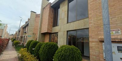 En el corazón de la ciudad, se encuentra esta encantadora casa de 3 habitaciones y 3 baños, con 127 metros cuadrados de espacio para disfrutar en familia. Con una distribución inteligente que maximiza la luz natural y la ventilación, cada rincón de esta propiedad ha sido diseñado con atención al detalle. Los acabados de alta calidad y los espacios amplios crean un ambiente acogedor y elegante. Además, cuenta con 2 parqueaderos para mayor comodidad. Esta casa es el lugar perfecto para crear nuevos recuerdos y disfrutar de la vida en un entorno tranquilo y seguro. ¡Bienvenido a tu nuevo hogar!