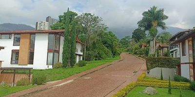 Casa ubicada en Unidad residencial Ecológica, con un estilo de vida natural y en completa armonía con el medio ambiente. Lote de 543 m2 y casa en 2 niveles de 355,12m2. Amplios espacios interiores llenos de luz natural con grandes ventanales, terrazas que conectan con los jardines y tranquilidad. Sala con doble altura, comedor con salida a terraza, alcoba principal en el primer piso con baño y vestier, moderna cocina integral con materiales de alta calidad, madera natural, red de gas, zona de ropas completamente independiente, terraza con espacio para asadero, huerta. En el segundo piso encuentras 2 alcobas familiares con clóset y balcón atendidas por 1 baño completo, estudio privado con salida a balcón y biblioteca que pueden ser también 4 y 5 alcoba. 
Independiente tiene un apartaestudio de 30 m2, con cocina y baño. Depósito de herramientas o cuarto de hobbies.
La unidad cuenta con compost para el manejo de residuos orgánicos, Sendero natural para caminar, zona para yoga, lago, salón de reuniones, acueducto veredal adicional, huertas comunales.   