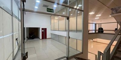 En venta: paquete de oficinas y local comercial en Villavicencio, Meta. Ubicado en el barrio Centro, este inmueble es una opción de inversión con 885 m² de área construida y 6 baños. La propiedad ofrece vigilancia, aportando seguridad y tranquilidad. Su localización central en Villavicencio lo hace estratégico para negocios. Para conocer más sobre esta oportunidad de venta en el centro de la ciudad, contáctenos vía WhatsApp, quiero que me contacten o ver teléfonos.