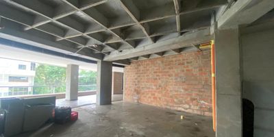 Local en arriendo ubicado en un sector muy central, sobre vía principal, con conexión a rutas de transporte público, cerca a centros comerciales, restaurantes, parques y multiples servicios complementarios del sector. Cuenta con piso en cerámca, 2 espacios.  El conjunto cuenta con ascensor, auditorio, baños comunales, bahía de parqueo, parking de visitantes con costo, vigilancia y portería 24 horas.Inmuebles sujetos a verificación de disponibilidad